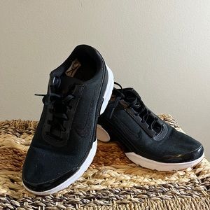 BLACK AND WHITE NIKE AIR